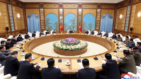 Kuzey Kore lideri Kim Jong-un başkanlığında toplanan İşçi Partisi Merkez Komitesi Politbürosu, 11 Nisan 2020 - Sputnik Türkiye