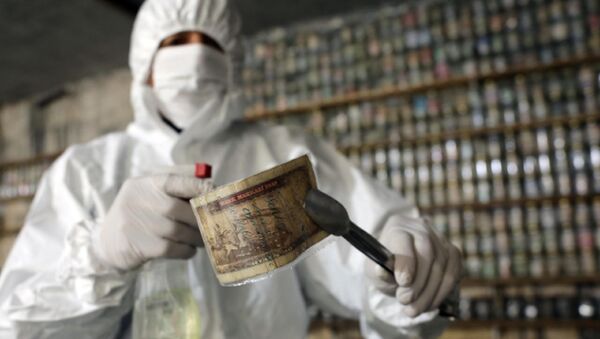 Gaziantep'te bulunan Devr-i Alem Para Müzesi’nin sahibi Esat Kaplan, corona virüs nedeniyle müzesinde bulunan yaklaşık 4 ton parayı dezenfekte edip, kavanozlarda muhafaza etmeye başladı. - Sputnik Türkiye