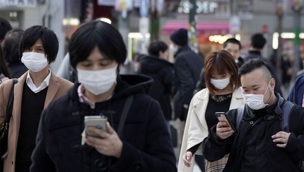 Koronavirüs önlemleri çerçevesinde maskeli yayalar, Tokyo, Japonya - Sputnik Türkiye