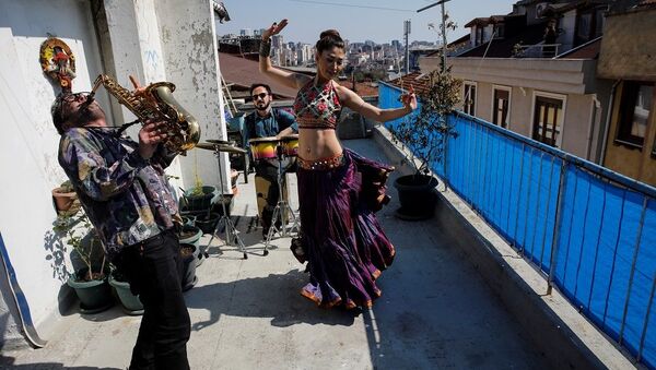 Sokağa çıkamayan komşularına danslı müzikli konser verdiler  - Sputnik Türkiye