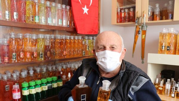 Samsun’un Alaçam ilçesinde yaşayan Necmi Hopaç, 50 yılda yaklaşık 3 bin şişe kolonya biriktirdi. Hopaç şimdi kolonyalarını koronavirüs salgını nedeniyle dağıtıyor. - Sputnik Türkiye