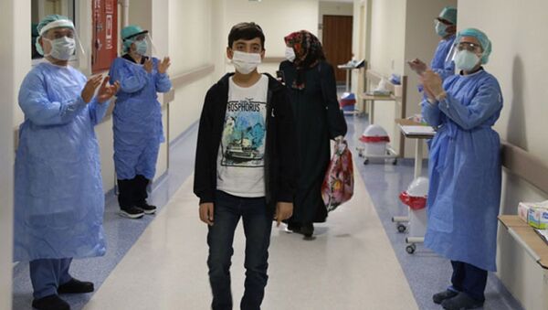 Tokat'ta, yakalandığı koronavirüs nedeniyle 15 gün tedavi altında tutulan 14 yaşındaki Fatih Emir Balcı taburcu edildi. - Sputnik Türkiye