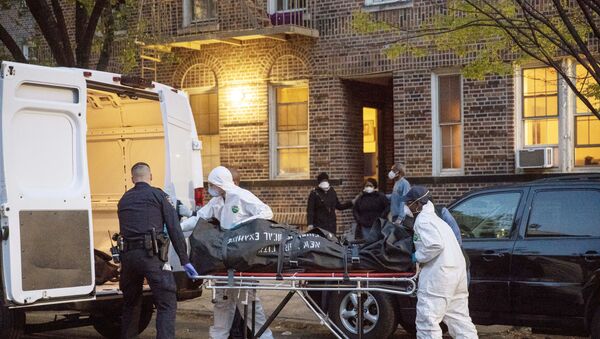 Polis ve sağlık çalışanları koronavirüsten ölen bir hastayı evden alırken, Brooklyn, New York, ABD - Sputnik Türkiye