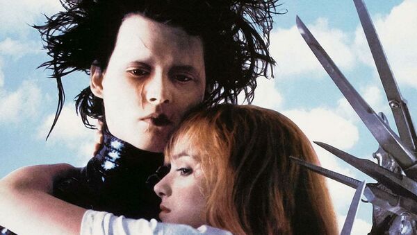 Tim Burton'ın yönettiği, Johnny Depp ve Winona Ryder'ın başrollerde oynadığı 1990 tarihli Makas Eller (Edward Scissorhands) filminin afişinden - Sputnik Türkiye
