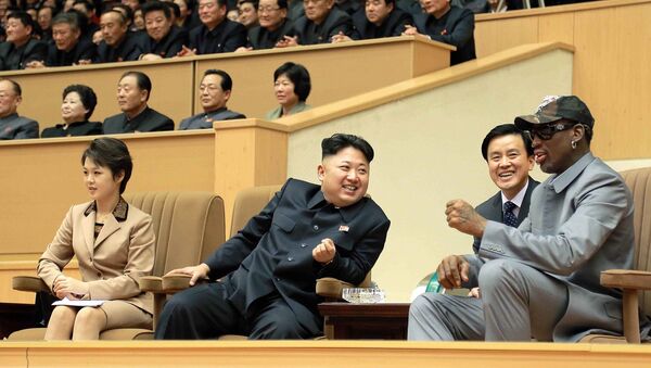 Kuzey Kore Lideri Kim Jong-un ve eski NBA yıldızı Dennis Rodman - Sputnik Türkiye
