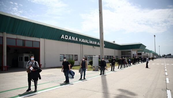 Türkiye'nin yeni tip koronavirüs (Kovid-19) önlemleri kapsamında Rusya'daki Türk vatandaşları Türk Hava Yolları (THY) uçağıyla Adana Havalimanı'na iniş yaparak ülkeye döndü. - Sputnik Türkiye