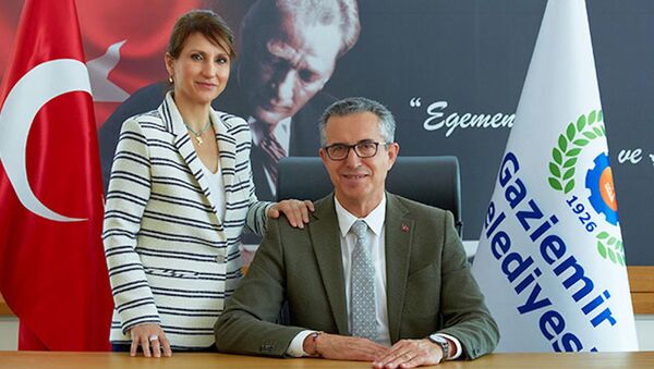 İzmir’in Gaziemir ilçesinin Belediye Başkanı Halil Arda ve eşi Deniz Arda - Sputnik Türkiye