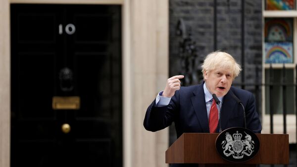 Koronavirüs mücadelesinin ardından 22 gün sonra göreve dönen İngiltere Başbakanı Boris Johnson, Başbakanlık konutu önünde bir basın toplantısı düzenledi. - Sputnik Türkiye