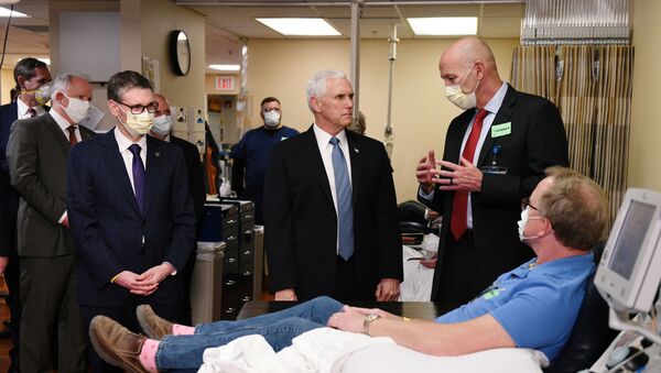 ABD Başkan Yardımcısı Mike Pence, hastane ziyaretinde maske takmayınca büyük tepki çekti. - Sputnik Türkiye
