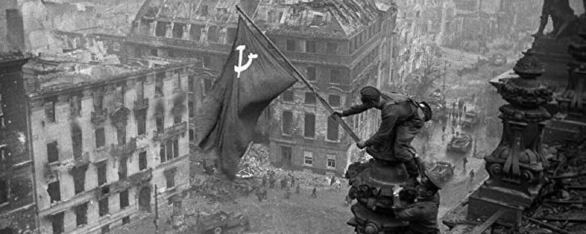 “Saldırıyı sürdüren ve düşmanın direnişini kıran 3. Şok Ordusu birlikleri, Reichstag'ın ana binasını işgal etti ve 30 Nisan günü saat 14: 25'te çatısında Sovyet bayrağını dikti. Berlin’in içindeki taarruz devam ediyor.” - Sputnik Türkiye, 1920, 06.05.2022