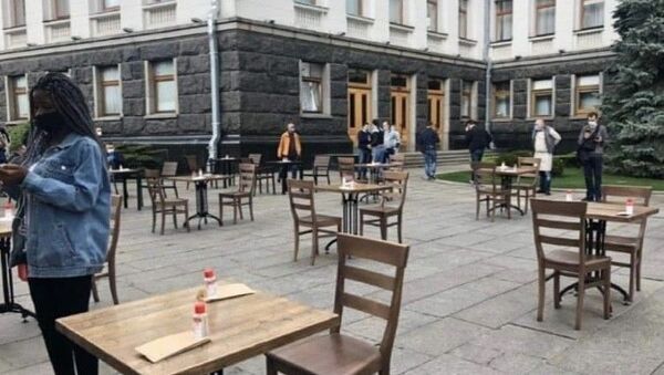 Ukrayna’da kafe ve restoran sahipleri, Devlet Başkanlığı binası önünde masa kurarak, iş yerlerinin uzun süredir kapalı olmasını protesto etti. - Sputnik Türkiye