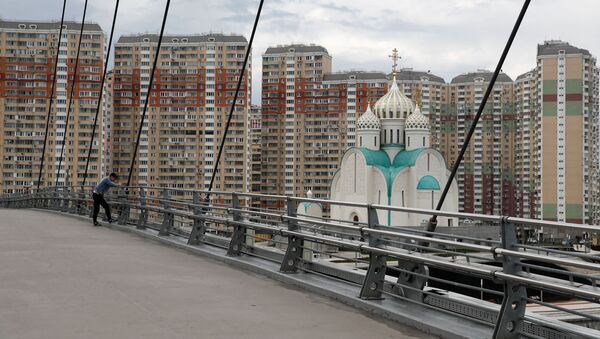 Rusya başkenti Moskova dışındaki Krasnogorsk bölgesinde yakınından köprü geçen kilise - Sputnik Türkiye