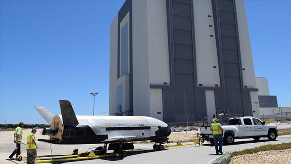 ABD Savunma Bakanlığı (Pentagon), uzay uçağı olarak bilinen X-37B Orbital Test Aracını çeşitli deneyler için uzaya ekipman taşımak üzere yörüngeye gönderiyor. - Sputnik Türkiye