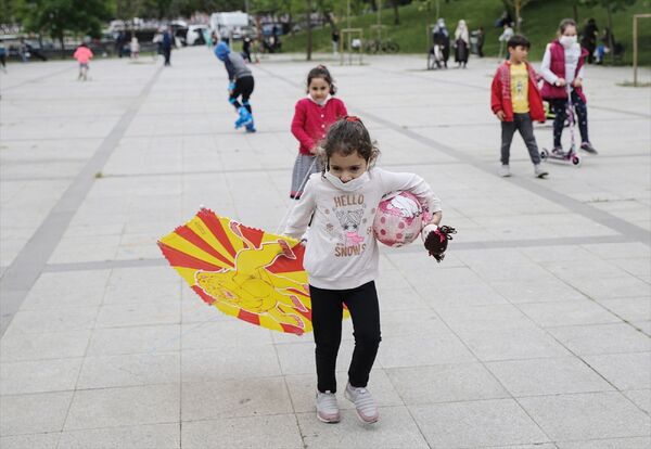 İstanbul’da saat 11.00 ile 15.00 arasında kendilerine tanınan sokağa çıkma iznini kullanmak isteyen 0-14 yaş grubu çocuklar, beraberinde getirdikleri oyuncaklarla oynadı ve oyun alanlarında zaman geçirdi. - Sputnik Türkiye