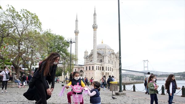 İstanbul'da yeni tip koronavirüs (Kovid-19) nedeniyle sokağa çıkmaları kısıtlanan 14 yaş altı çocuklar, 11.00-15.00 saatlerinde getirilen serbestlik ile uzun bir aradan sonra dışarı çıktı. Ortaköy'e aileleriyle gelen çocuklar oyun oynadı. - Sputnik Türkiye