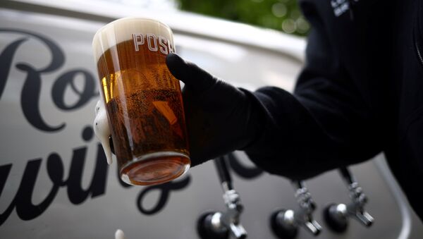 Londra'da Forest Road Brewing Co ismiyle bira üreticiliği yapan Peter Brown'dan evlere tekerlekli pub servisi - Sputnik Türkiye
