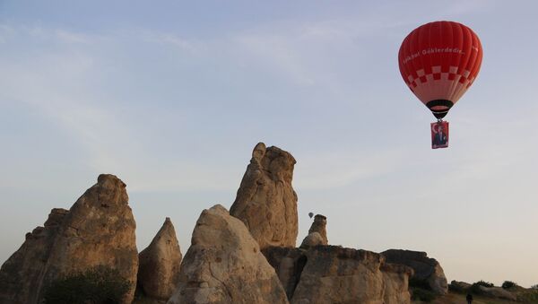 Türkiye’nin 'yerli ve milli' ilk sıcak hava balonu Atatürk ve Türk Bayrağı ile havalandı - Sputnik Türkiye