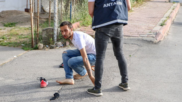 Antalya'da karantinadaki mahalleden kaçan gençlere ceza - Sputnik Türkiye