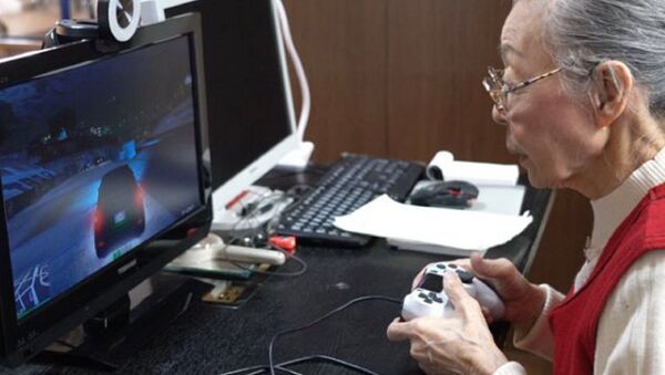 39 yıldır bilgisayar oyunu oynayan 90 yaşındaki Hamako Mori, en yaşlı bilgisayar oyuncusu ünvanını alarak, Guinness Rekorlar Kitabı'na girdi. Bir YouTube hesabı da olan Mori, burada 250 bin takipçisine paylaşımlarda bulunmayı da ihmal etmiyor. - Sputnik Türkiye