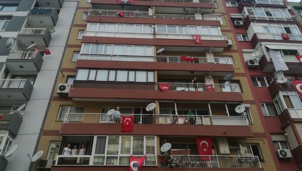 Türkiye, 19 Mayıs Atatürk'ü Anma, Gençlik ve Spor Bayramı'nı balkonlardan İstiklal Marşı söyleyerek kutladı. - Sputnik Türkiye