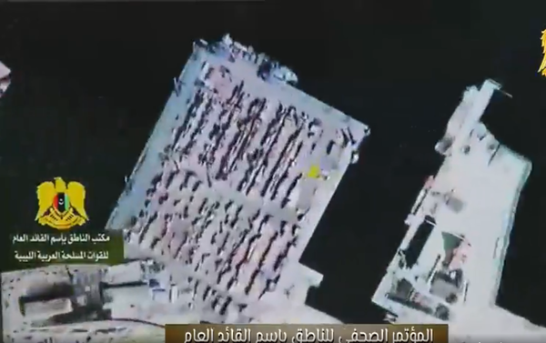 İzmir deniz limanı ve trole yüklenen ve Libya’ya ulaştırılan zırhlı araçlar.Basın toplantısının ekran görüntüleri. - Sputnik Türkiye