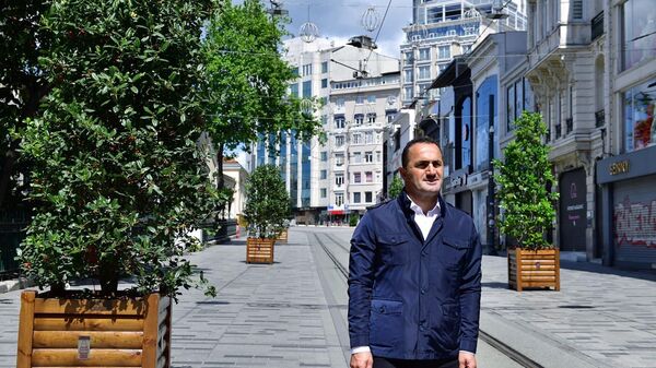 Çalışmaları yerinde inceleyen Beyoğlu Belediye Başkanı Haydar Ali Yıldız - Sputnik Türkiye