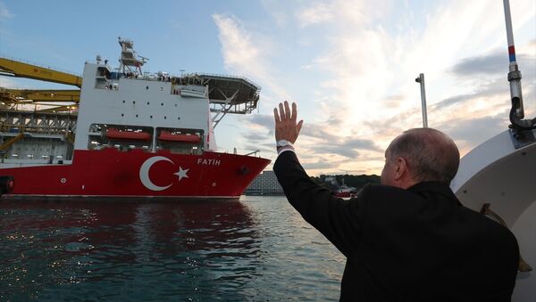 Cumhurbaşkanı Recep Tayyip Erdoğan, Sahil Güvenlik botundan sondaj gemisini uğurladı. - Sputnik Türkiye