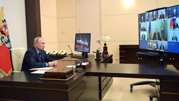 Rusya Devlet Başkanı Vladimir Putin, Rusya Anayasası'nda yapılması planlanan düzenlemelere ilişkin öneriler hazırlamak üzere kurulan çalışma grubunun üyeleriyle bir toplantı yaptı. - Sputnik Türkiye