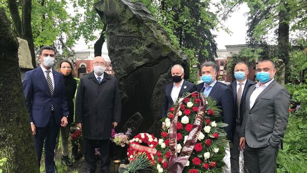 Nazım Hikmet ölümünün 57. yılında mezarı başında anıldı - Sputnik Türkiye