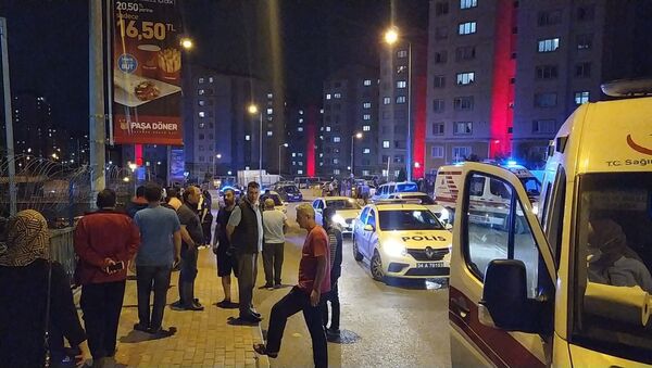 Başakşehir’de bir sitenin eski ve yeni yönetimi arasında çıkan kavgada, emekli polis olduğunu öğrenilen bir şahıs, tartıştığı kişilere mermi yağdırdı.  - Sputnik Türkiye