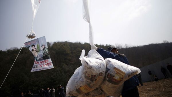 Çoğunlukla Güney Kore’de yaşayan Kuzeyli ilticacılar tarafından hazırlanan bildiriler, Pyongyang’ın insan hakları karnesini ve nükleer çalışmalarını hedef alıyor. - Sputnik Türkiye