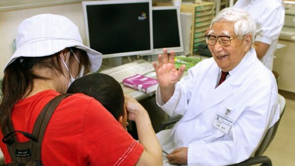 Kawasaki hastalığına ismini veren Japon çocuk doktoru Kawasaki Tomisaku 95 yaşında hayatını kaybetti.  - Sputnik Türkiye
