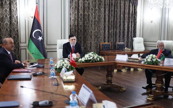 Türk heyeti, Libya Ulusal Mutabakat Hükümeti (UMH) Başbakanı Fayiz Serrac ve kabinesiyle bir araya gelerek görüşmelerde bulundu. Ziyaretle ilgili şu ana kadar bir açıklama yapılmadı. - Sputnik Türkiye