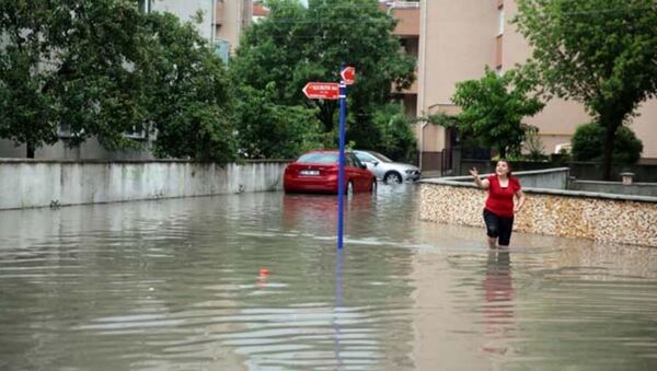 Edirne'de, sağanak nedeniyle yoğun su birikintisinin oluştuğu yolda çökme meydana geldi.  - Sputnik Türkiye