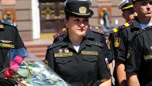 Rusya’da askeri geçit töreninde ayakkabısını düşüren ‘Külkedisi’ ödüllendirilecek - Sputnik Türkiye