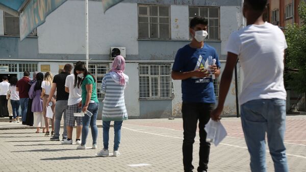 YKS manzaraları: Öğrenciler içeride ter döktü, veliler dışarıda dua etti - Sputnik Türkiye