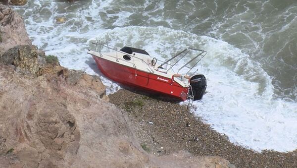 Riva'da tekne kayalıklara çarptı: Mahsur kalanlar kurtarıldı - Sputnik Türkiye