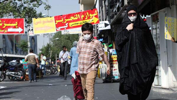 Sokakta maske takan anne ile çocuk, Tahran, İran - Sputnik Türkiye