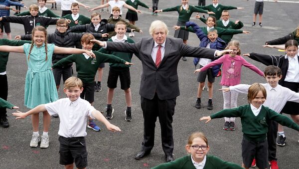 Başbakan Boris Johnson okul çocuklarıyla birlikte koronavirüse karşı sosyal mesafe egzersizi yaparken, Hemel Hempstead, 19 Haziran 2020 - Sputnik Türkiye