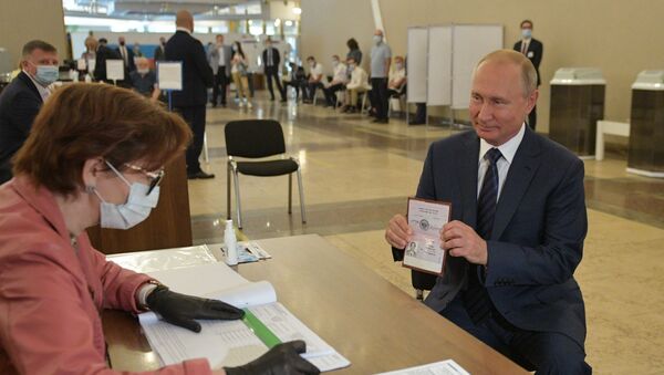 Rusya Devlet Başkanı Vladimir Putin, anayasa değişikliği oylaması için seçim merkezine gidip oyunu kullandı. - Sputnik Türkiye