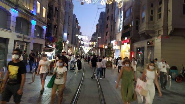 İstiklal Caddesi ve Taksim Meydanı’nda koronavirüs tedbirleri unutuldu - Sputnik Türkiye