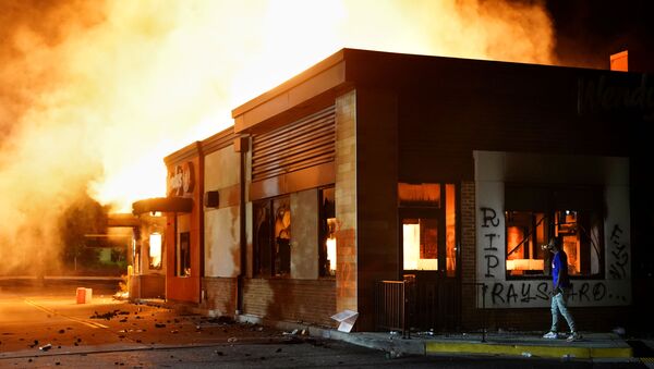 ABD'nin Atlanta kentinde Rayshard Brooks'un 12 Haziran'da polis tarafından öldürüldüğü Wendy’s restoranın yakılmasının ardından polis ve ırkçılık karşıtı protesto alanı oluşturuldu. - Sputnik Türkiye