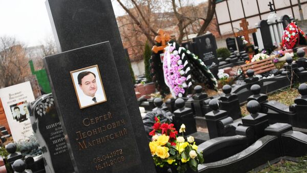 Cezaevinde hayatını kaybeden Hermitage Capital Management Fonu avukatlarından Sergey Magnitskiy'in mezarı - Sputnik Türkiye