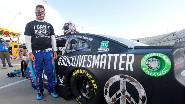 NASCAR sürücüsü Bubba Wallace Nefes alamıyorum yazılı tişörtü ve Siyahların yaşamları değerlidir yazılı otomobiliyle yarışın başlamasını beklerken, Martinsville, ABD, 10 Haziran 2020 - Sputnik Türkiye