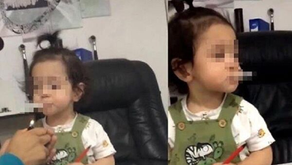  2 yaşlarındaki çocuğa sigara içirilmesi - Sputnik Türkiye